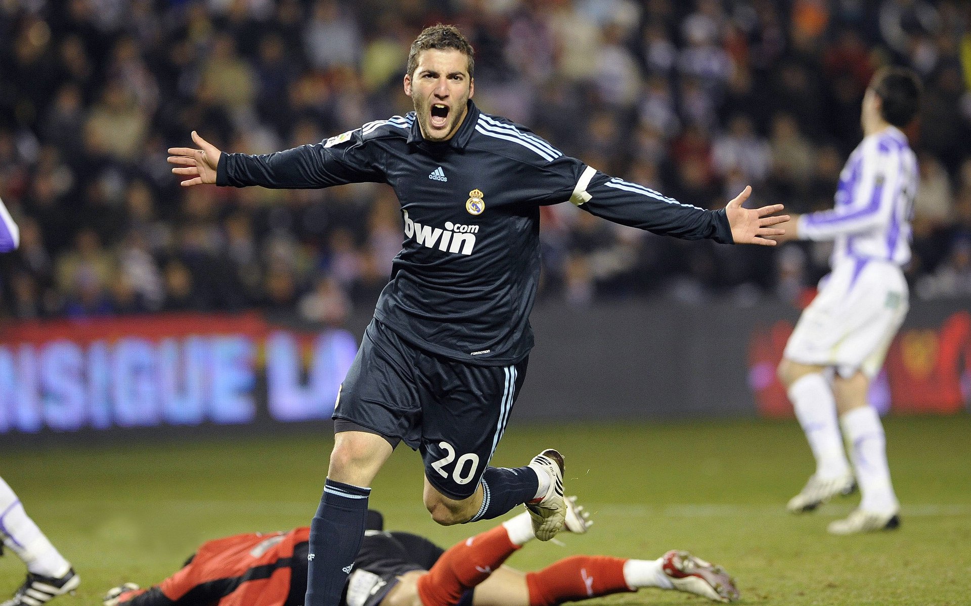 莱万多夫斯基回归赛场，高光表现首场状态亮眼，FPX观众沸腾！-开云网页版